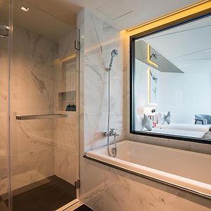 Deluxe Corner Sea View Room